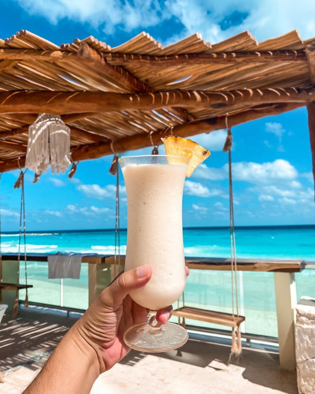 Bebida tropical frente al mar